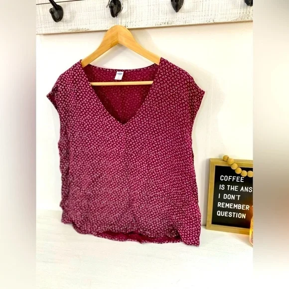 Maroon Polka Sleeveless Blouse ~Like NEW 🤍 - Picture 4 of 12